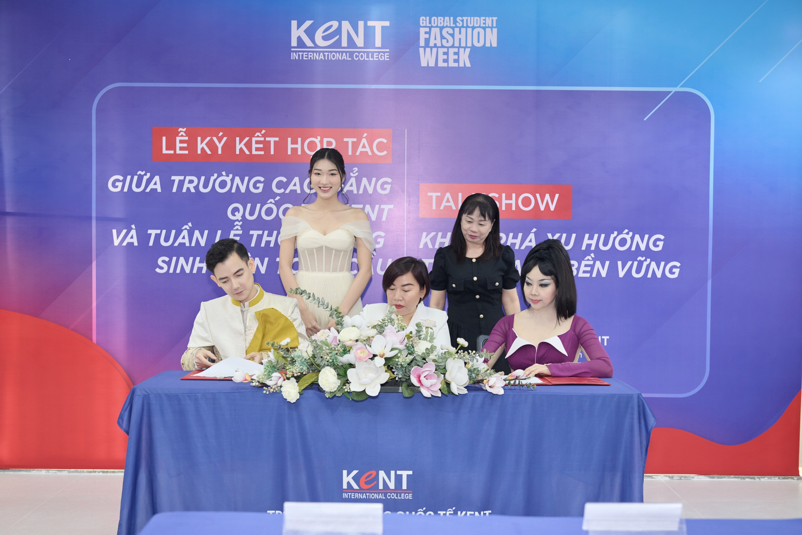 KENT INTERNATIONAL COLLEGE - TRƯỜNG CAO ĐẲNG ĐẦU TIÊN XUẤT HIỆN TẠI SÀN DIỄN THỜI TRANG QUỐC TẾ